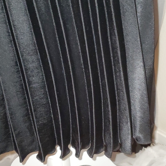 Skirt (Black) - Picture 2 of 9